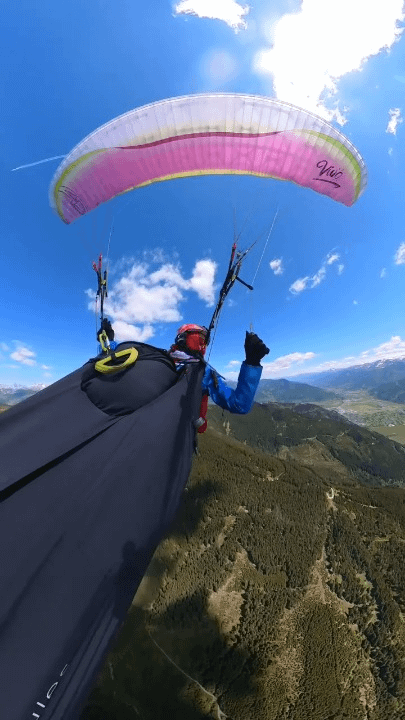 Austrian sightseeing plane hits paraglider. No injuries