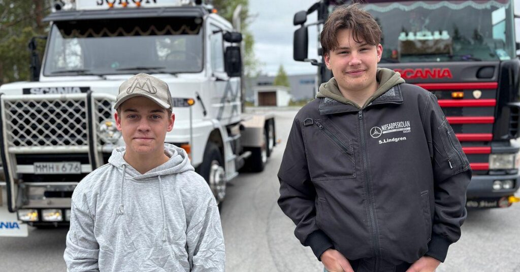 The 16-year-olds Hjalmar and Sixten each drive a truck as an A-tractor