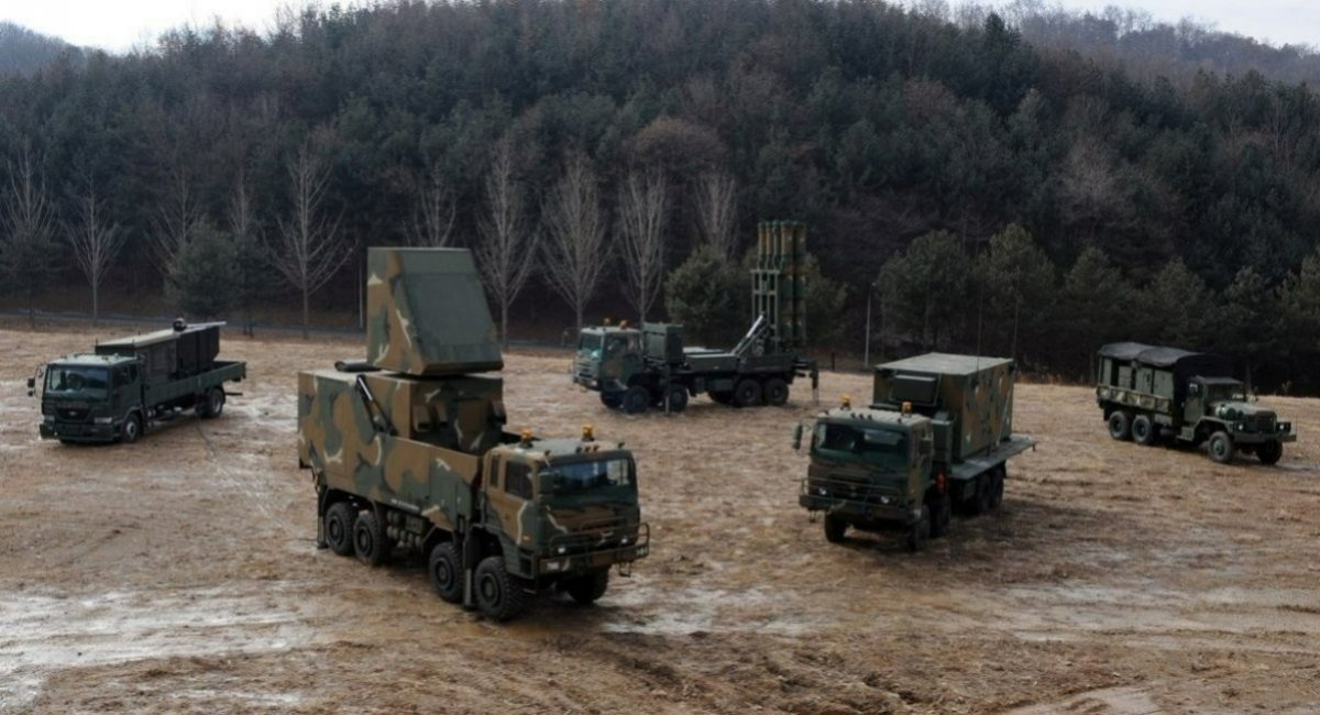 The Cheongung II (KM-SAM II) air defense system Defense Express Defense Express' Weekly Review: South Korea Blocks Ukraine's KM-SAM II System, U.S. Trains 20 km From Belarus, Ukraine Fields UB82D Drone Mortar Strike System, russia-Aided North Korean Submarines Trigger MH-60R Expansion