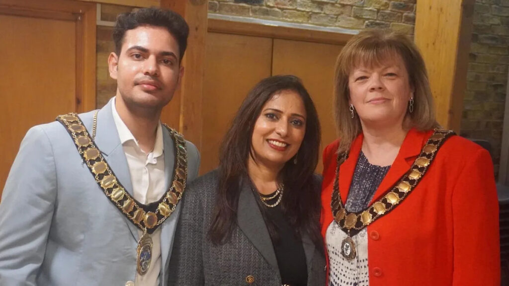 Mum ‘inspired’ UK’s youngest Indian-origin mayor Mum 'inspired' UK's youngest Indian-origin mayor
