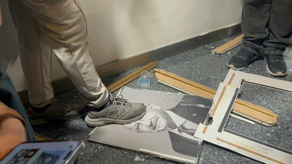 Party Members Took Down Kemal Kılıçdaroğlu's Portrait at CHP Headquarters