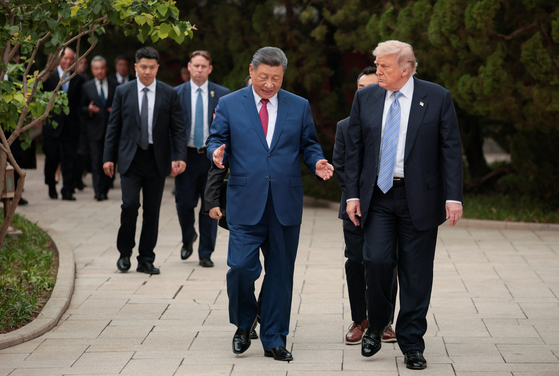 U.S. President Donald Trump, right, walks with Chinese President Xi Jinping during a visit to the Zhongnanhai Garden in Beijing on May 15. [REUTERS/YONHAP] 