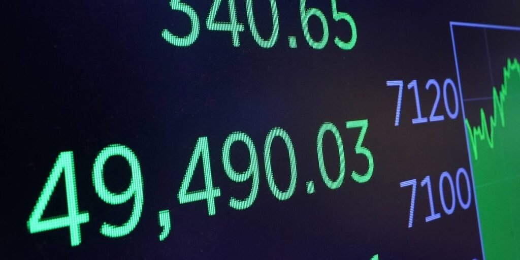 Democrats feud over stock trading as they sharpen anti-corruption case against Trump