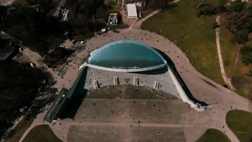 European Parks Day Lithuania: Free Park Events Vingio parko estrada Vilniuje iš paukščio skrydžio, apsupta žalumos ir pėsčiųjų takų.