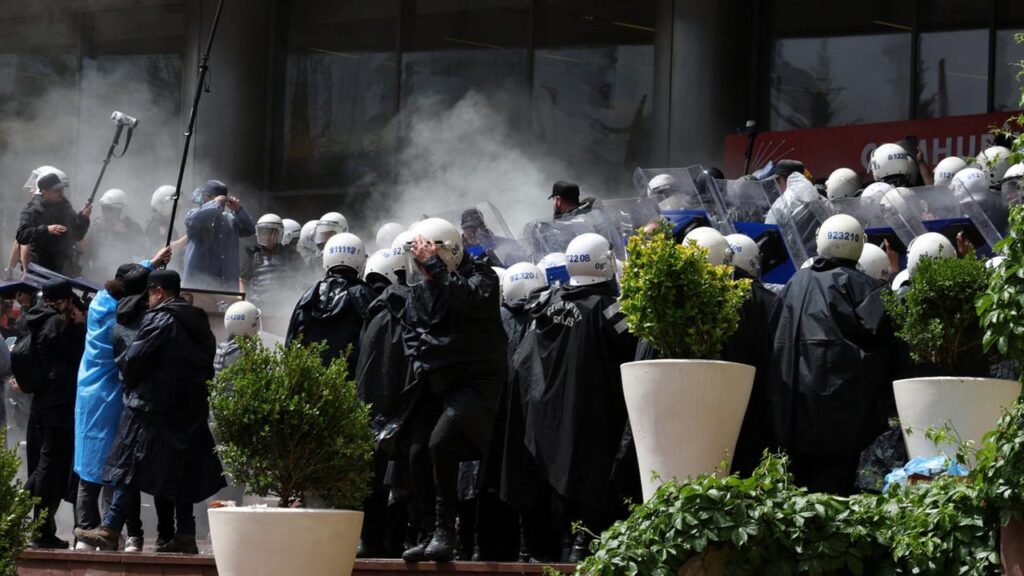 Police storm the offices of the Turkish opposition party CHP