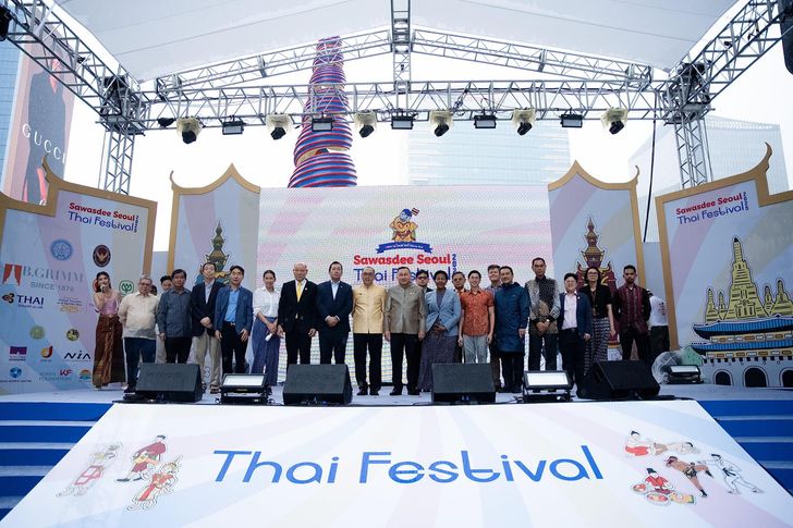 Thailand’s Ambassador to Korea Tanee Sangrat and key guests pose during the opening ceremony of the Sawasdee Festival held at Cheonggye Plaza in central Seoul, Sept. 6, 2025. Courtesy of Embassy of Thailand