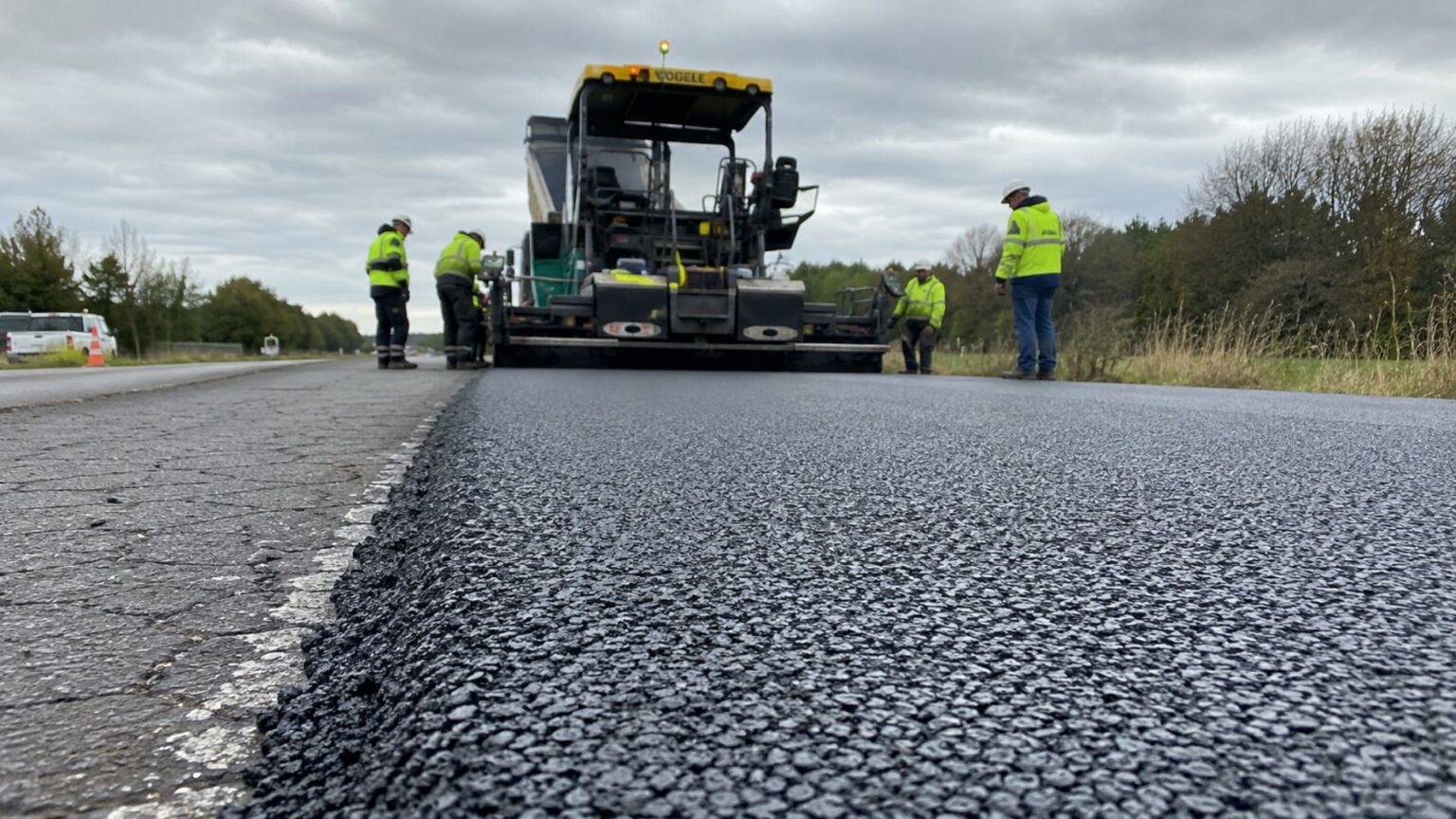 Forget regular asphalt: The United Kingdom and Italy are testing graphene roads capable of lasting up to 165% longer, reducing cracks, cutting emissions, and transforming ordinary streets into high-strength smart pavements.
