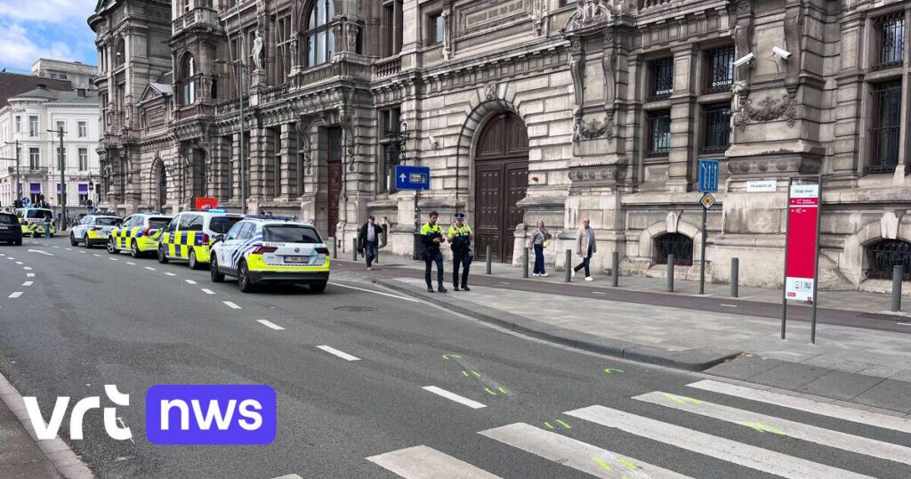 6-year-old boy seriously injured after being hit by a police vehicle on a zebra crossing in Antwerp