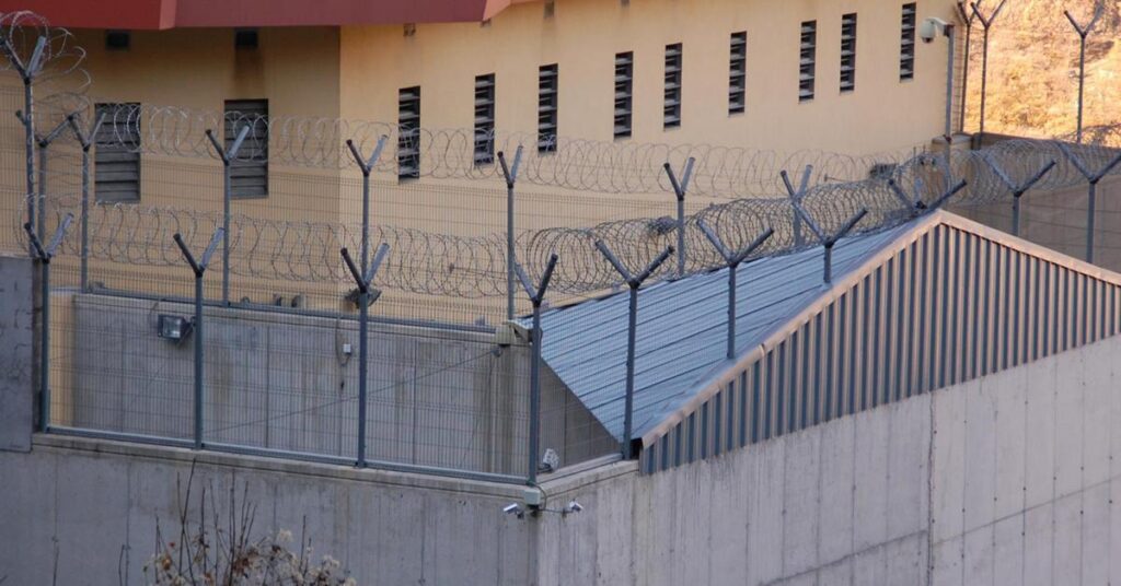 Prison revenues are almost halved by 2025