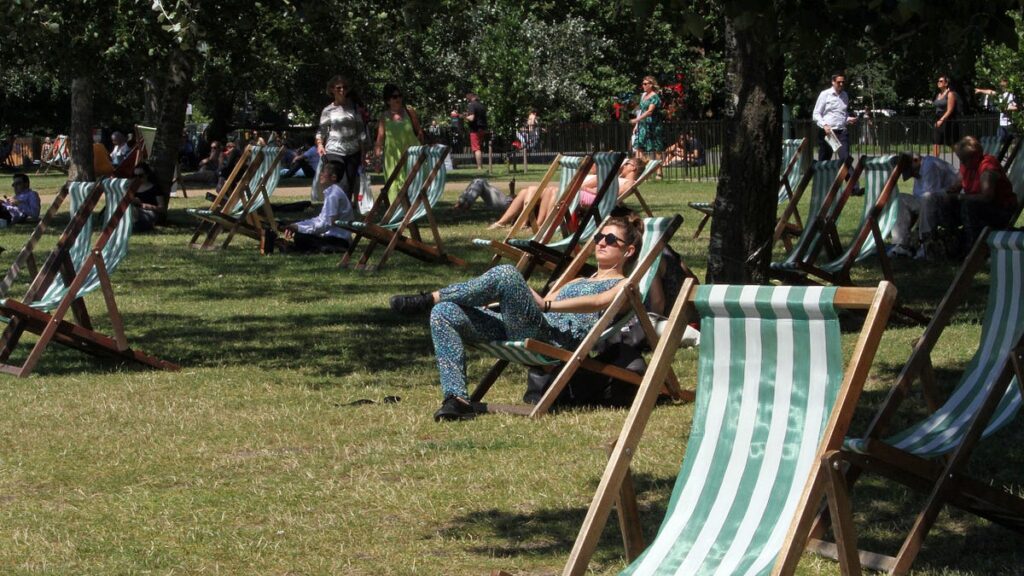 UK braced for record-breaking bank holiday temperatures up to 33C heat UK braced for record-breaking bank holiday temperatures up to 33C heat