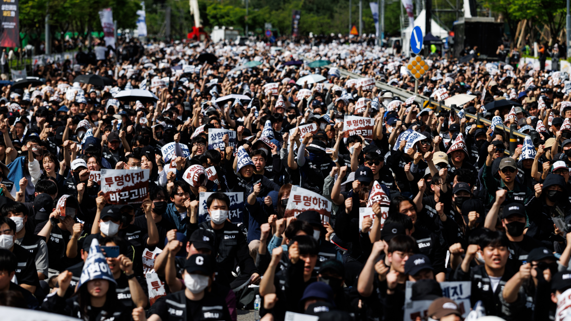 Samsung Electronics Co. workers chant slogans during a rally ahead of a strike, scheduled to take place from May 21, outside the company's semiconductor plant in Pyeongtaek, South Korea, on Thursday, April 23, 2026.