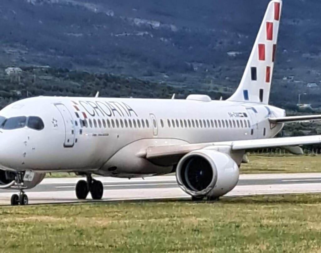 DRAMA DURING TAKEOFF AT SPLITS AIRPORT The Croatia Airlines plane flew off the runway