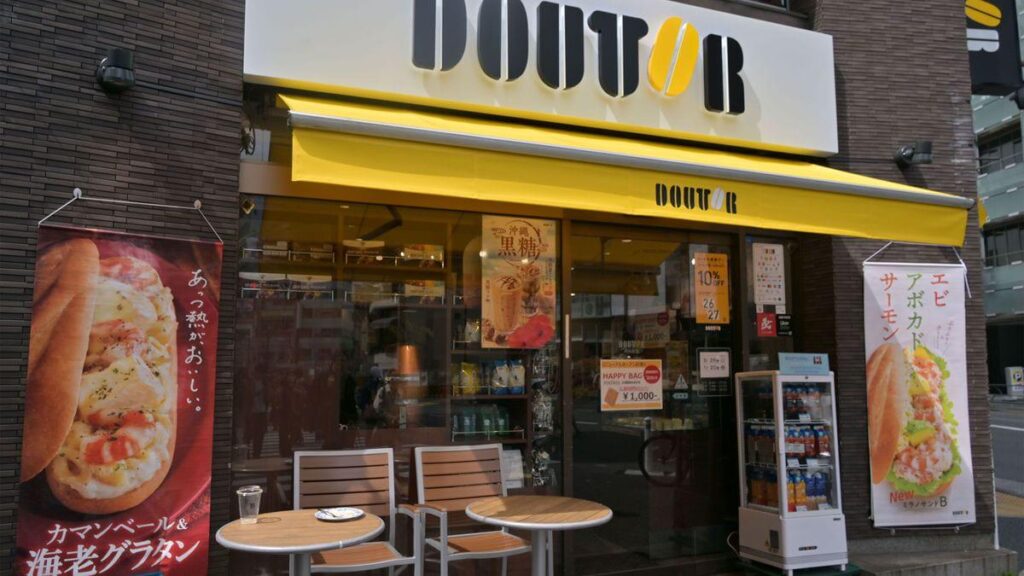 Starbucks has surpassed the local chain Doutor as the #1 coffee chain in Japan, and Starbucks is seen as more fashionable, with choosing Doutour seen as "lacking taste" by some. But the companies have different goals for customer experience.