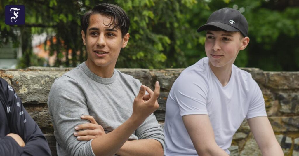 Interview with young people: “As a foreigner you are not allowed to fax”