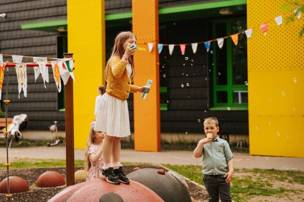 The cost of 70 euros for eating pretzels for 15 minutes seemed absurdly high to me. Families' expectations for end-of-kindergarten parties differ greatly.