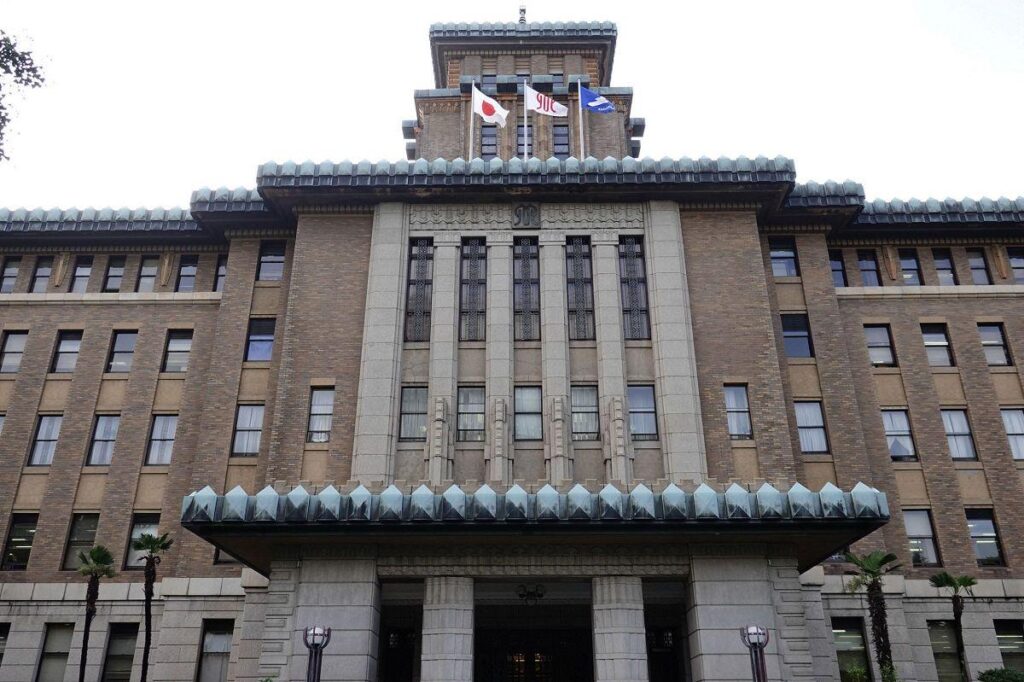 A Kanagawa high school teacher in his 30s had sexual relations with two female students in his club for two years and four months, “at least once a week.” The Board of Education has dismissed him from his job A Kanagawa high school teacher in his 30s had sexual relations with two female students in his club for two years and four months, "at least once a week." The Board of Education has dismissed him from his job