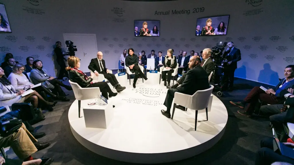 Lithuanian Ministry to Brief Press on Copied RC Data Moderni konferencijos salė su diskusijos dalyviais, sėdinčiais ratu, ir profesionalia vaizdo įrašymo įranga.