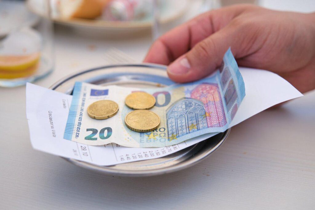 Rich Europe pays more and more, Estonia counts pennies: we have strange stories with tips