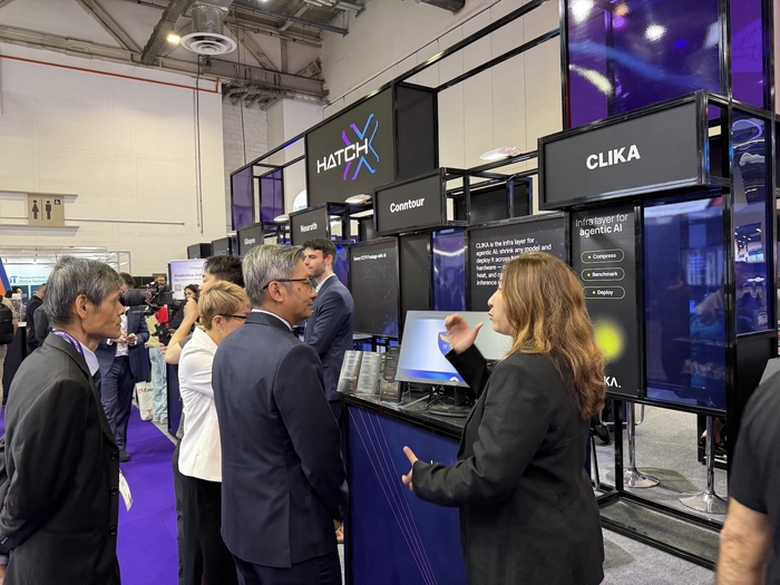 CEO Kim Na-yul (right) explains the artificial intelligence (AI) patrol car project to Niamh Lena DSO National Research Institute CEO (second right) at the Millipol TechX exhibition held in Singapore from the 28th to the 30th of last month. [Picture = Clica]