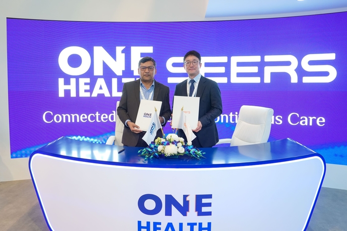 Sears and One Health officials signed a memorandum of understanding (MOU) and are taking commemorative photos. [Picture = Sears]