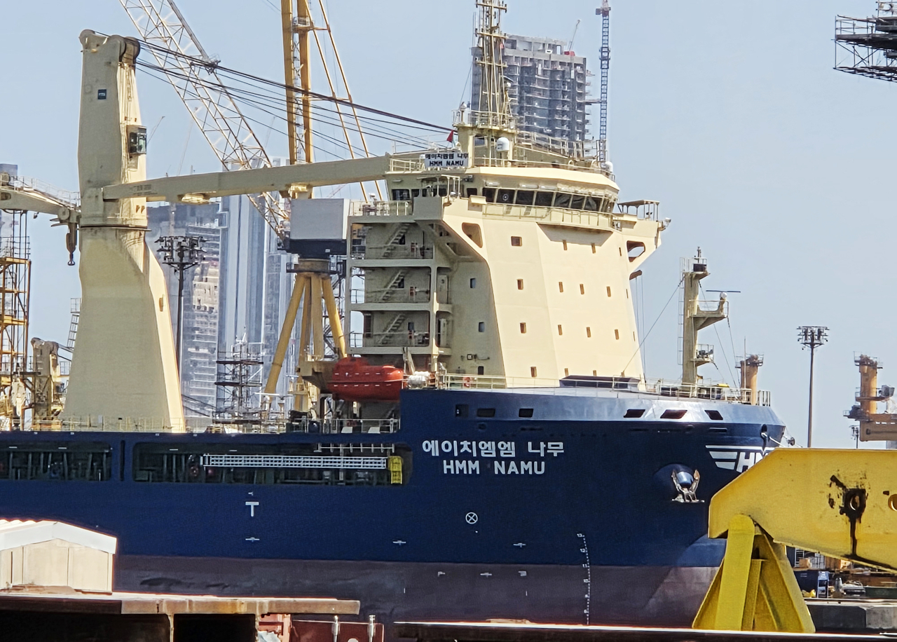 The bulk carrier HMM Namu is docked at the Drydocks World Dubai shipyard at Port Rashid in Dubai, United Arab Emirates, Friday. (Yonhap)