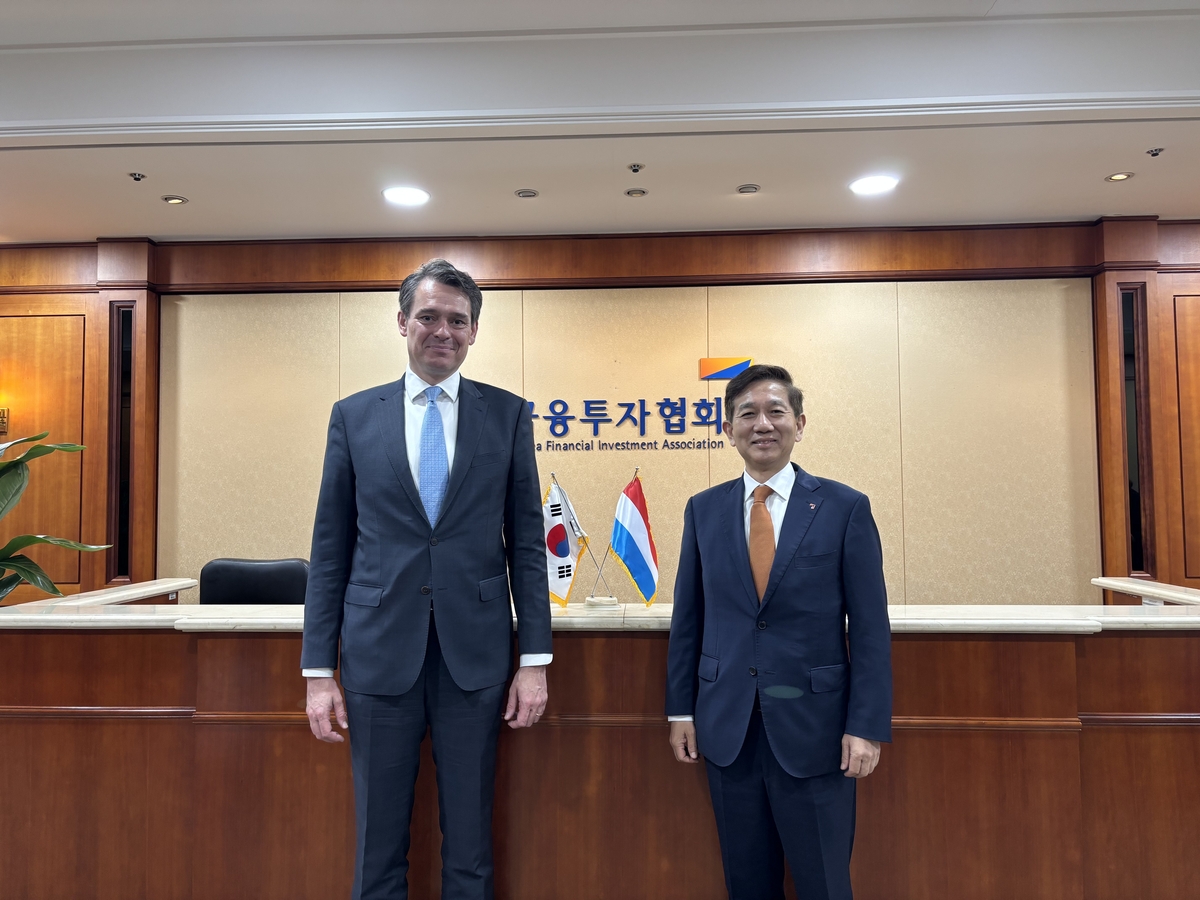 Jacques Flies, Luxembourg's Ambassador to South Korea (left), poses for a photo with Hwang Sung-yeob, Chairman of the Korea Financial Investment Association. Korea Financial Investment Association - Seoul Economic Daily Finance News from South Korea