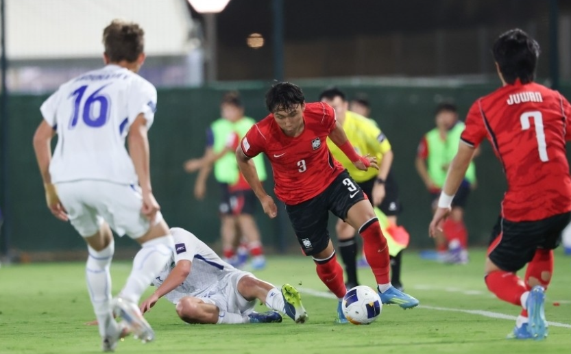 South Korea’s Choi Jae-hyuk controls the ball during a match against Uzbekistan on Saturday.   (Korea Football Association)