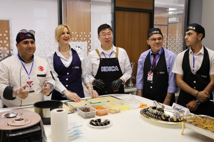 Participants take part in a Korean cooking class during a joint training program hosted by the Korea International Cooperation Agency and the Turkish Cooperation and Coordination Agency at the State University of Tourism and Entrepreneurship of Tajikistan in Dushanbe on May 15. (KOICA)
