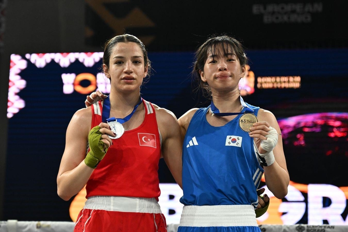 Gold medalist Lim Ae-ji (right) and runner-up Nilay Yaren Cam show off their medals, at the Belgrade Winner Tournament, in Belgrade, Serbia, Monday.   (Yonhap)