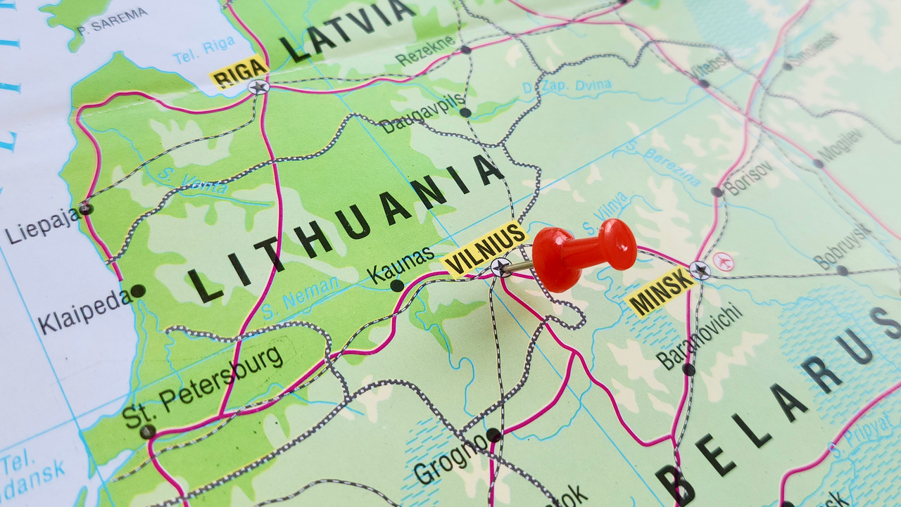 A map showing Lithuania and neighboring countries is seen with a red pushpin marking the capital city, Vilnius. (123RF)