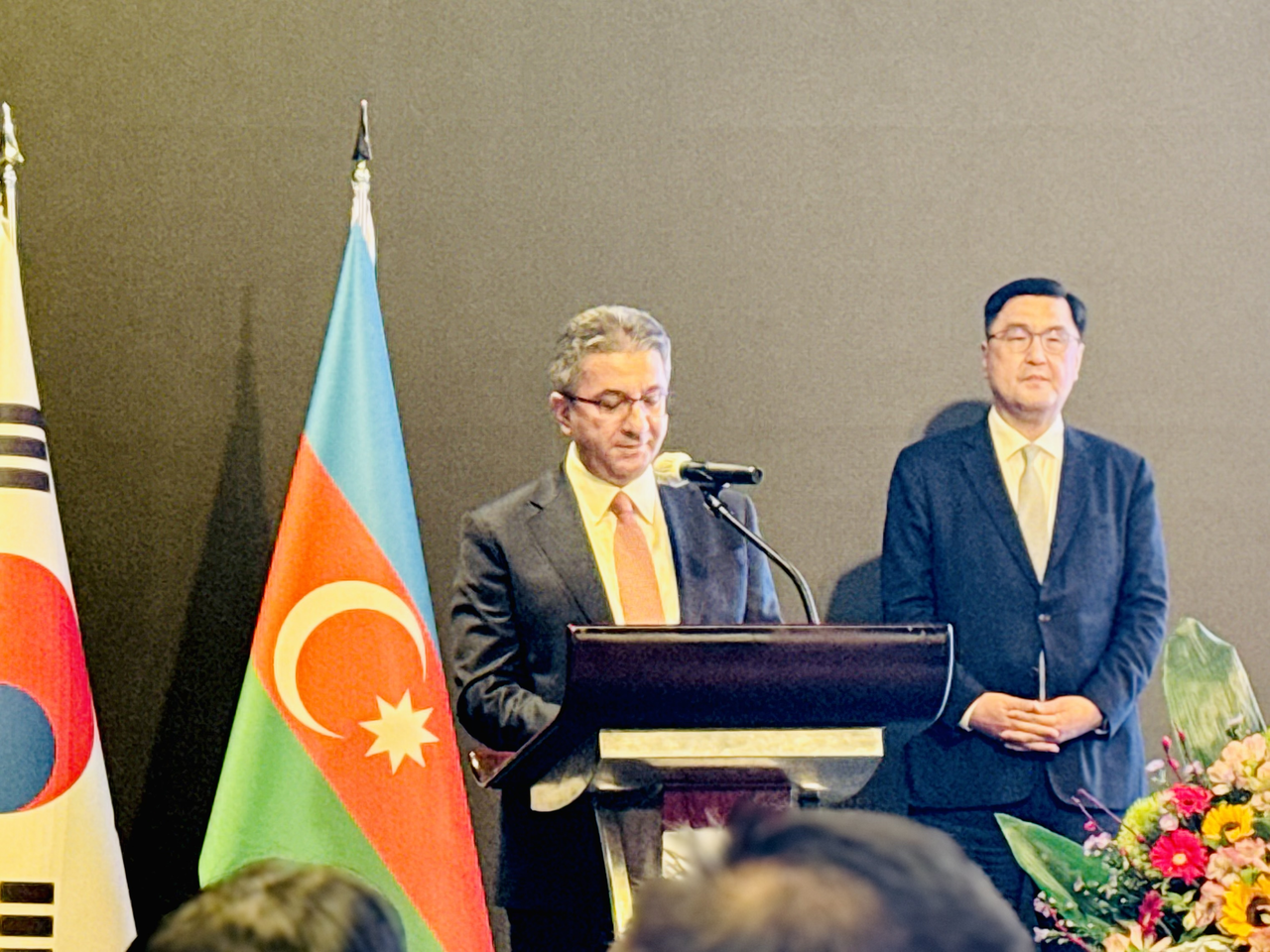 Azerbaijani Ambassador to South Korea Ramin Hasanov and Lee Kyung-chul, South Korea's special representative for Middle East peace affairs, attend Azerbaijan's Independence Day celebration in Seoul on Tuesday.(Sanjay Kumar/The Korea Herald)