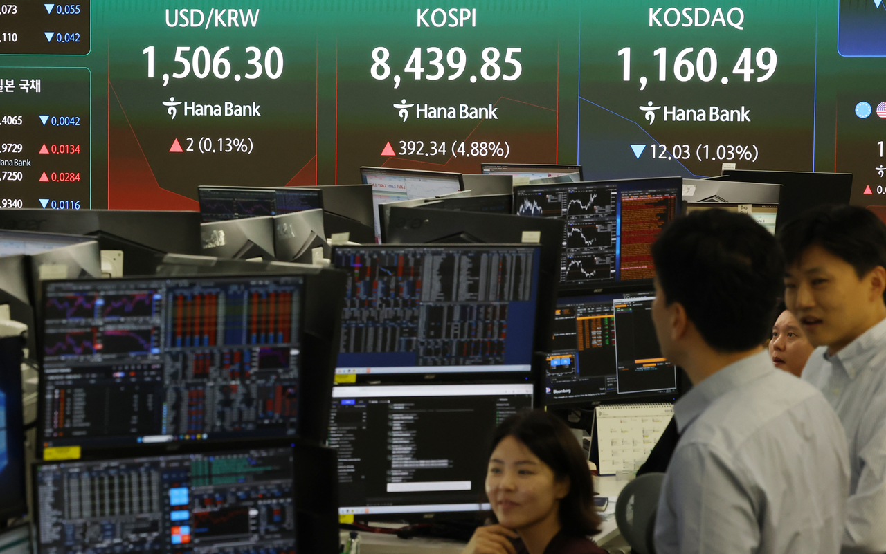 An electronic board showing the Korea Composite Stock Price Index at a dealing room of the Hana Bank headquarters in Seoul on Wednesday. (Yonhap)
