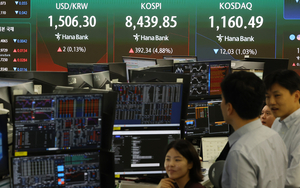 Seoul shares open at fresh high on tech rally amid renewed tension in Middle East Seoul shares open at fresh high on tech rally amid renewed tension in Middle East