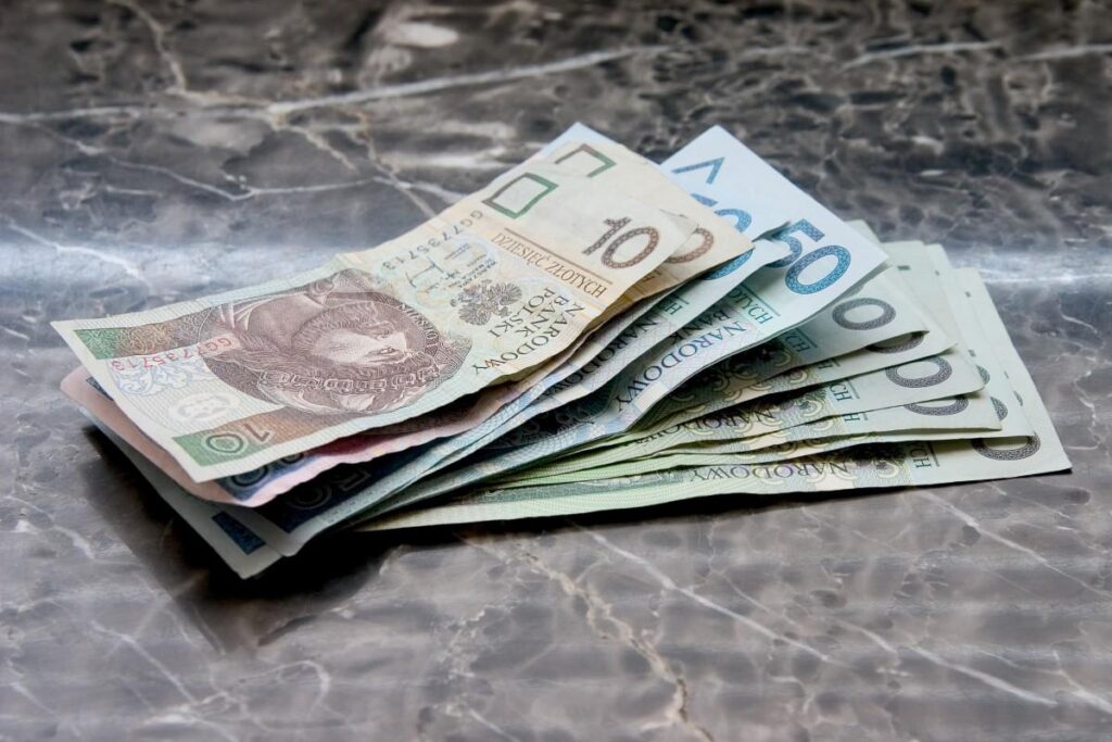 Fewer Poles seeking work abroad as wage gap narrows