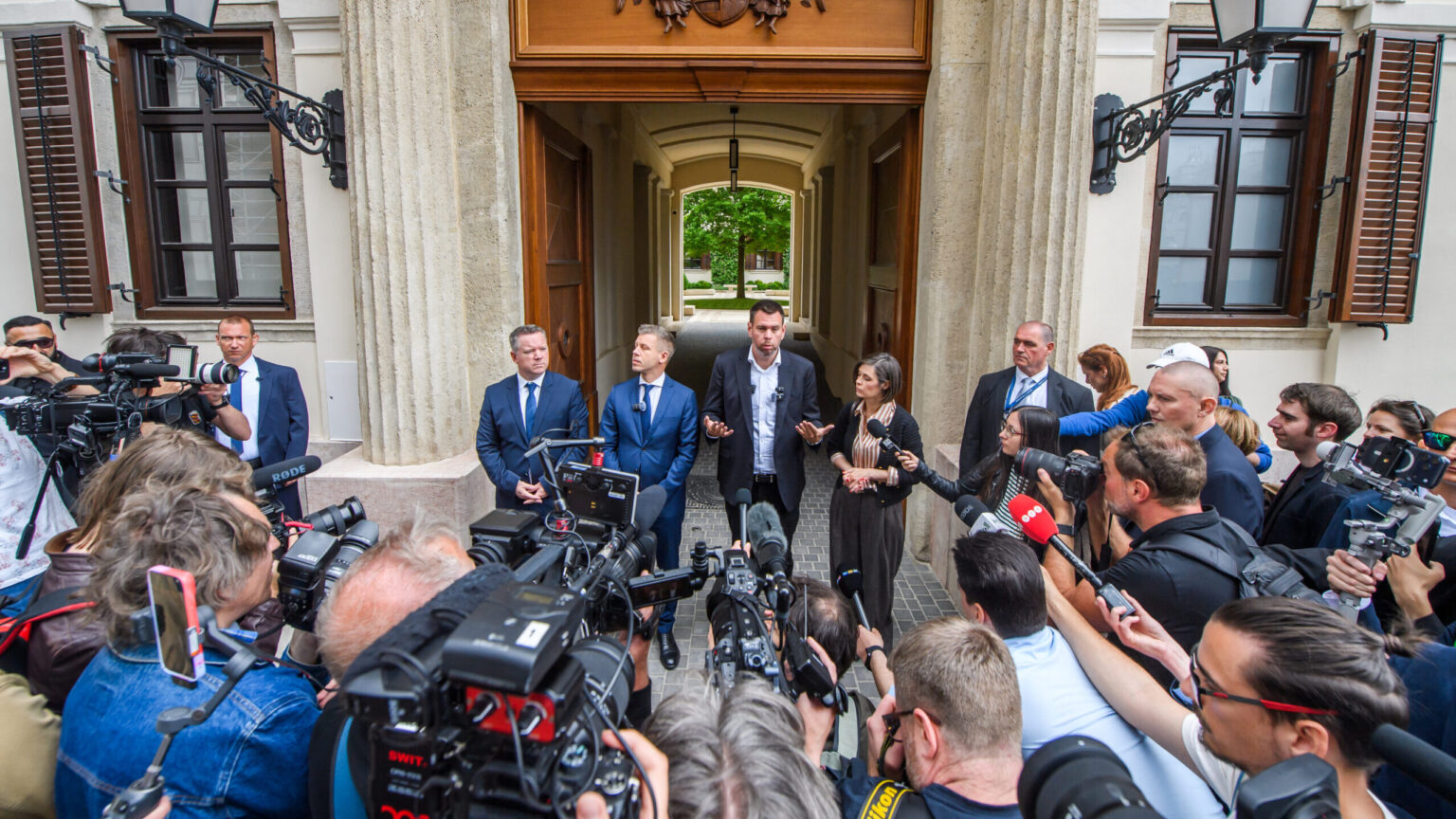 Hungary’s New PM Opens Former Orbán Headquarters to the Public Hungary’s New PM Opens Former Orbán Headquarters to the Public
