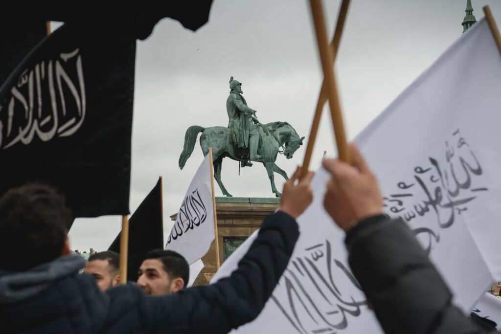 Hizb ut-Tahrir defends social control at secondary schools: "You are a shining example"