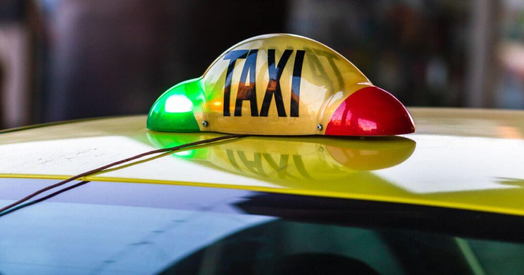 Taxi driver from Bucharest, remanded in custody for stealing a customer’s phone and withdrawing 15,000 lei from bank applications Taxi driver from Bucharest, remanded in custody for stealing a customer's phone and withdrawing 15,000 lei from bank applications