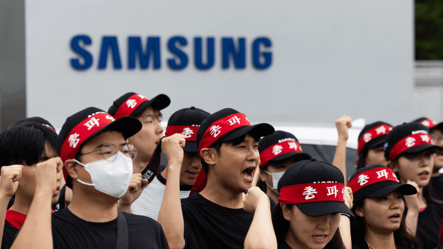 Samsung chip workers reject $340,000 one-time bonus, demand annual payouts like SK hynix’s $900,000 — workers want share of AI windfall, impending 18-day strike could cost Samsung up to $11.7 billion Samsung chip workers reject $340,000 one-time bonus, demand annual payouts like SK hynix's $900,000 — workers want share of AI windfall, impending 18-day strike could cost Samsung up to $11.7 billion