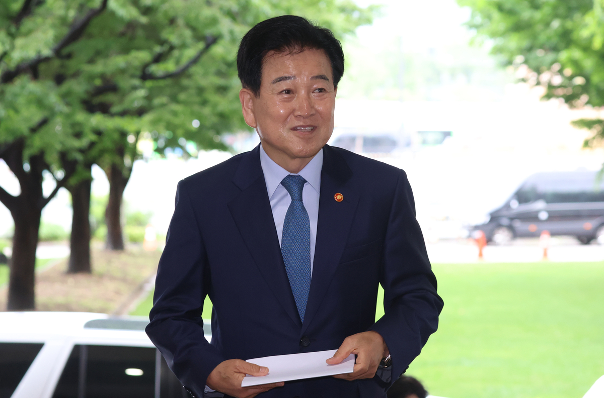 Unification Minister Hails North Korea Team's Win as Step Toward Inter-Korean Trust Unification Minister Chung Dong-young arrives for work at the Government Complex in Jongno, central Seoul, on the morning of the 21st. News1 - Seoul Economic Daily Politics News from South Korea