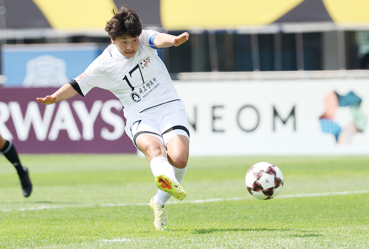 Naegohyang Women’s FC captain Kim Kyong-yong takes a shot against Tokyo Verdy Beleza during the AFC Women’s Champions League final in Suwon, Gyeonggi Province, on Saturday.