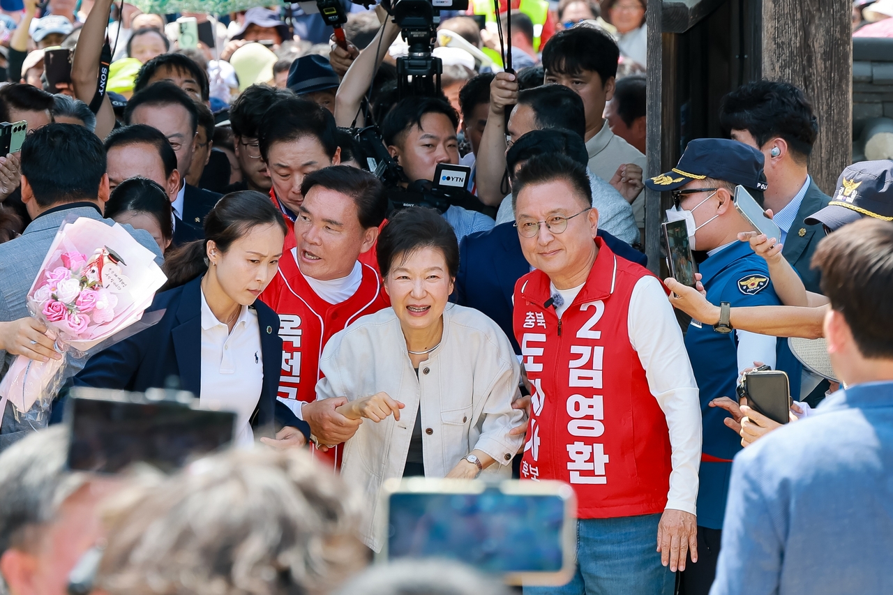 Former President Park Geun-hye enters the birthplace of her late mother, former first lady Yuk Young-soo, in Okcheon, North Chungcheong Province, on Monday, greeted by cheering supporters. (Yonhap)