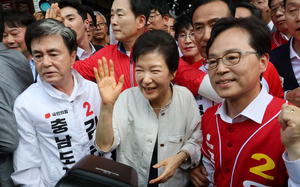 Park Geun-hye hits campaign trail for ruling party candidates