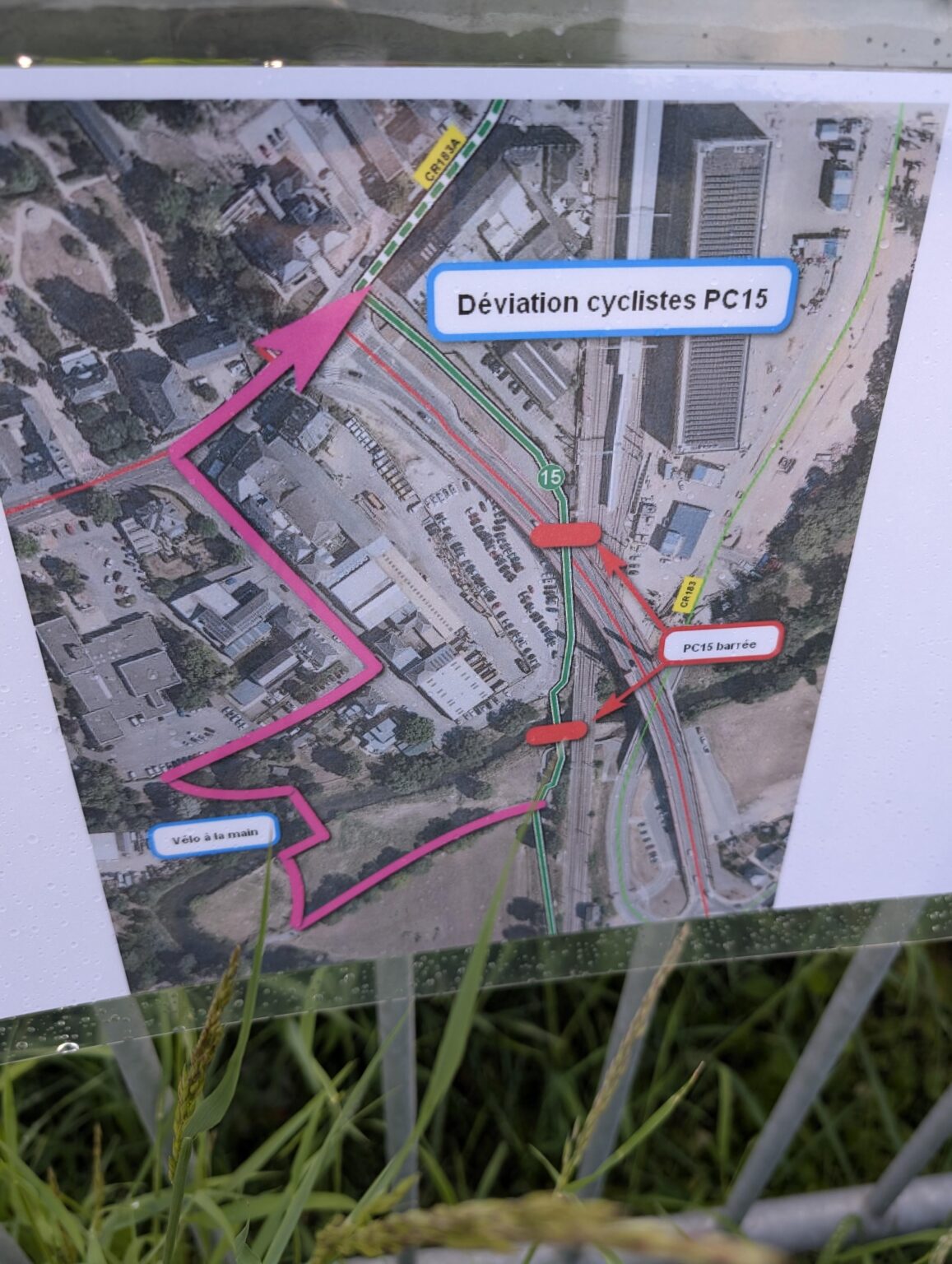 Cycling Path Bridge in Mersch will be closed for 3 months. Their alternative: Push your bike through the park and then ride the road
