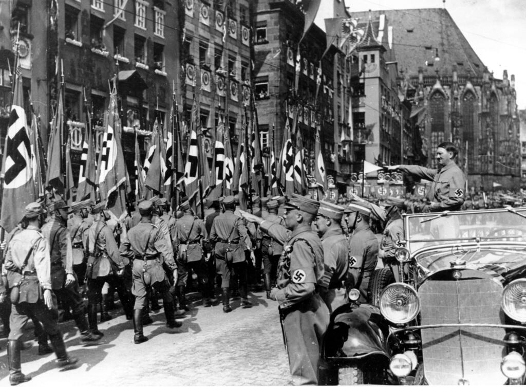A procession passes in front of Adolf Hitler (Photo: AP) תהלוכה חולפת על פני אדולף היטלר