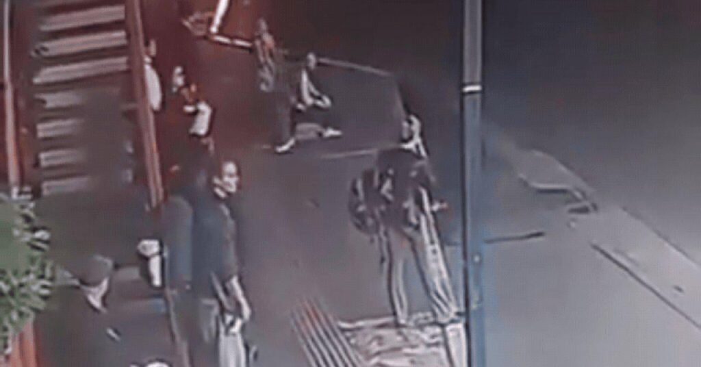 VIDEO The bus station is collapsing, a huge piece of glass fell among the passengers, watch the video VIDEO The bus station is collapsing, a huge piece of glass fell among the passengers, watch the video