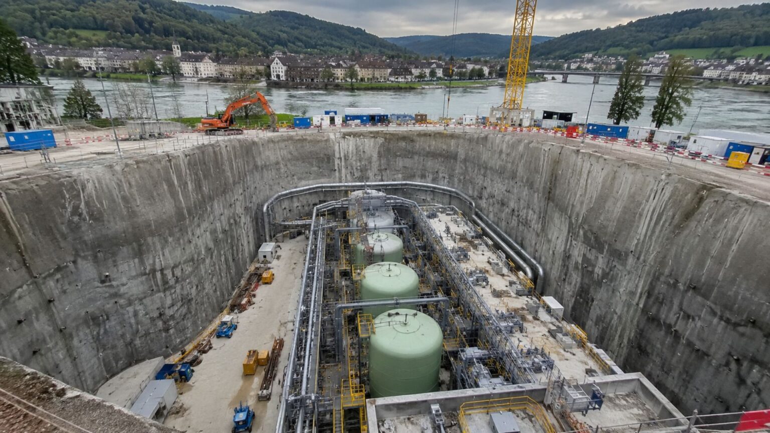 Switzerland dug a hole the size of two football fields to install the most powerful underground battery on the planet, capable of releasing 1.2 GW in milliseconds, storing 2.1 GWh, and costing up to 5 billion Swiss francs. Switzerland dug a hole the size of two football fields to install the most powerful underground battery on the planet, capable of releasing 1.2 GW in milliseconds, storing 2.1 GWh, and costing up to 5 billion Swiss francs.