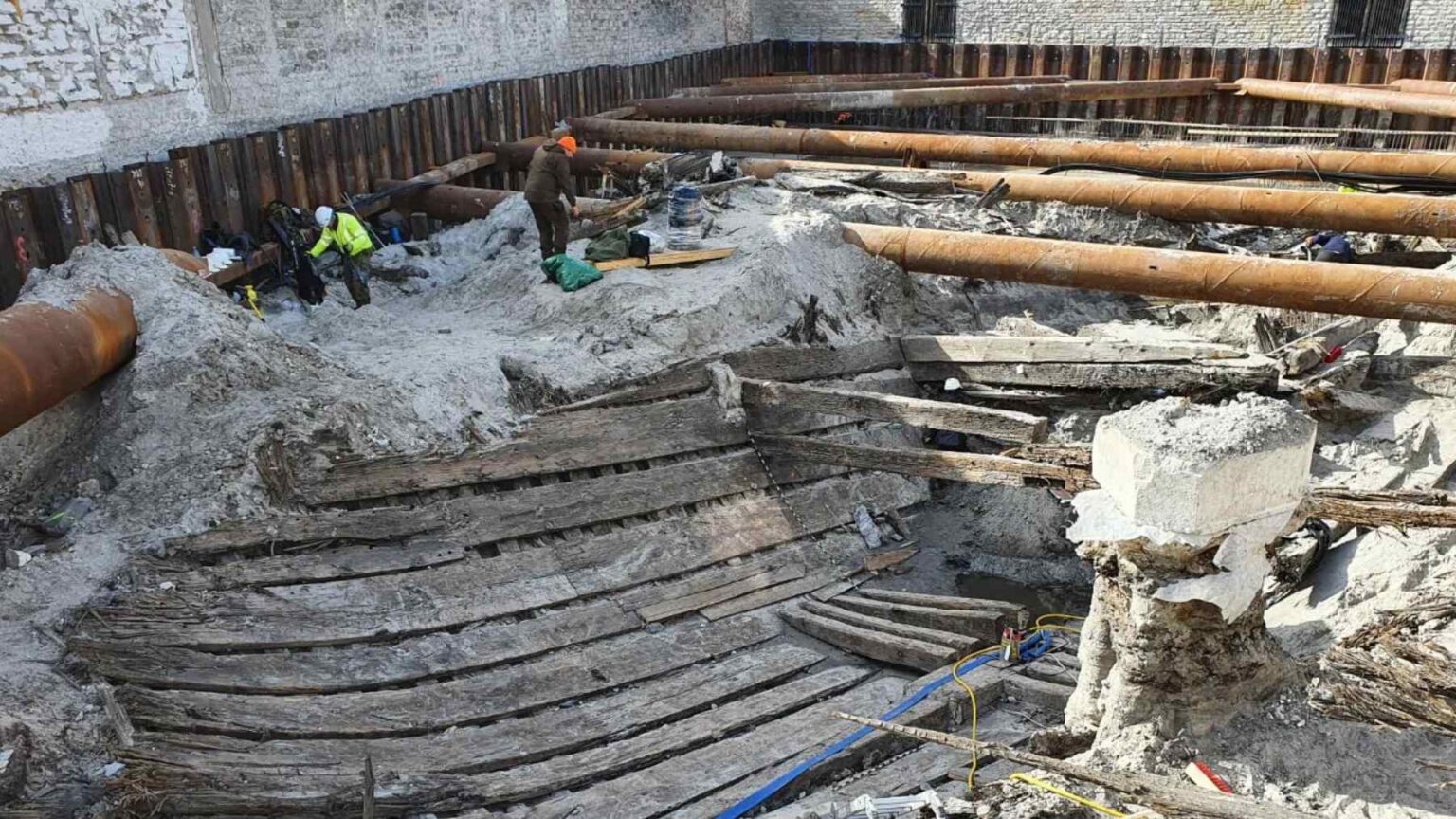 In 2022, during construction work on a building in Tallinn, a 24-meter-long medieval ship was discovered just 1.5 meters below the pavement; a deeply disturbing clue suggests that its crew did not even have time to gather their belongings Medieval Lootsi cog shipwreck uncovered at a construction site in Tallinn, Estonia