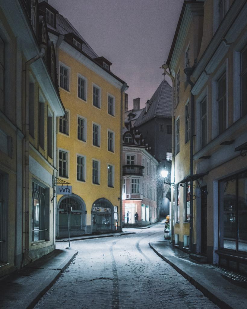 Tallinn Old Town. Urban spaces with small-scale buildings and narrow streets often feel cosier after nightfall. Street lights carve warm, inviting pockets into the darkness, while fresh snow brings extra light, making the remaining shadows seem gentler. Photo by Tõnu Runnel.