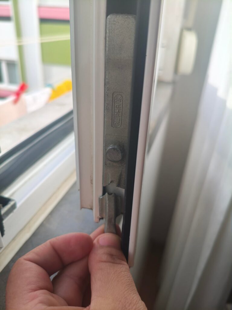 Broken part, from the window, do you think it can be replaced?