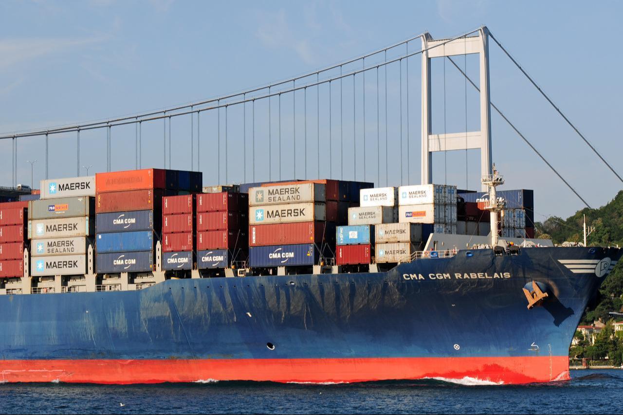 Photo shows a view of a cargo ship passing through the Bosphorus in Istanbul, Türkiye, accessed on January 17, 2026. (Adobe Stock Photo)